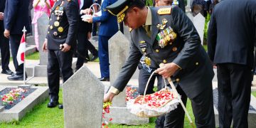 Panglima TNI Hadiri Upacara Peringatan Hari Pahlawan dan Tabur Bunga di TMPNU Kalibata