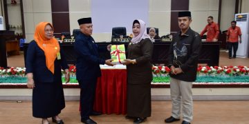 Nota pengantar Ranperda APBD Tahun 2025, Plt Bupati Suharsi Igirisa Serahkan Kepada Ketua DPRD