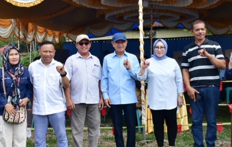 Melakukan Pencoblosan di TPS 002 Sipatana, Bupati Saipul Mbuinga: Pilkada Tahun Ini Berlangsung Aman