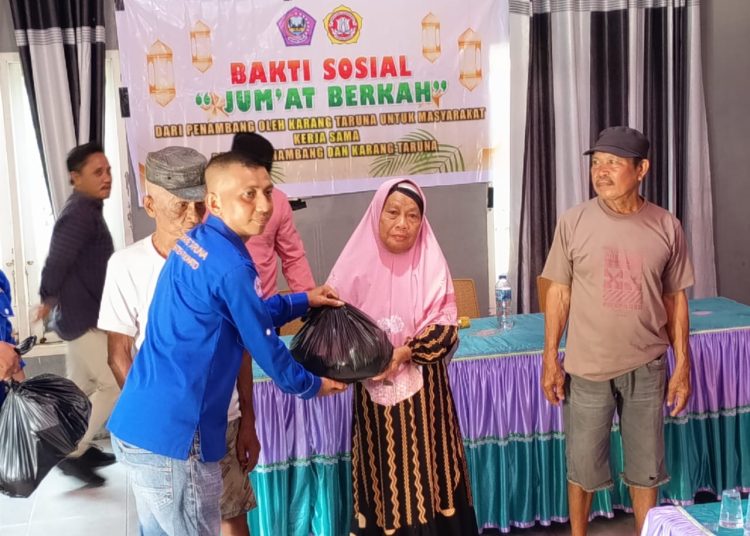 Penambang Lokal Bagikan Paket Sembako di Desa Botubilotahu