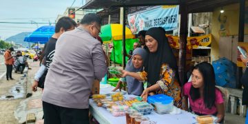 Polisi NonMuslim di Gorontalo Bagikan Takjil dan Dukung UMKM Lokal