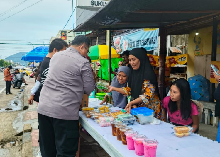 Polisi NonMuslim di Gorontalo Bagikan Takjil dan Dukung UMKM Lokal