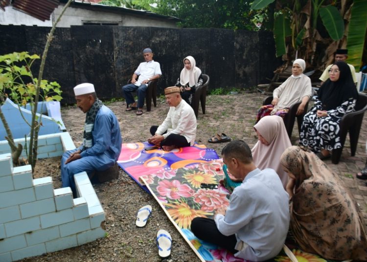 Bupati Saipul Mbuinga Bersama Keluarga Melaksanakan Jiarah ke Makam Orang Tua