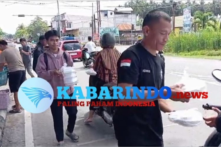 Jumat Berkah Haji Suci: Wujud Kepedulian Sosial Rakyat Penambang Pohuwato di Perempatan Lampu Merah Block Plan Marisa