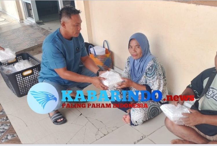 Jum’at Berkah, Haji Suci Jalankan Rutinitas Bagi-Bagi 100 Paket Makanan di RSBP Pohuwato
